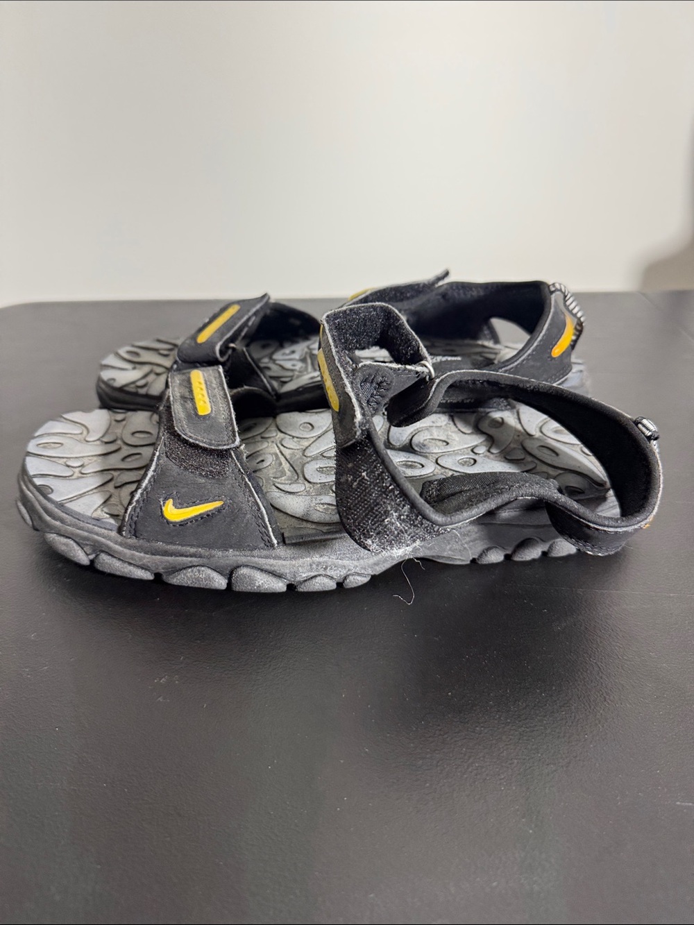 Nike ACG mens 11 black yellow strap outdoor sandal shoes EUC